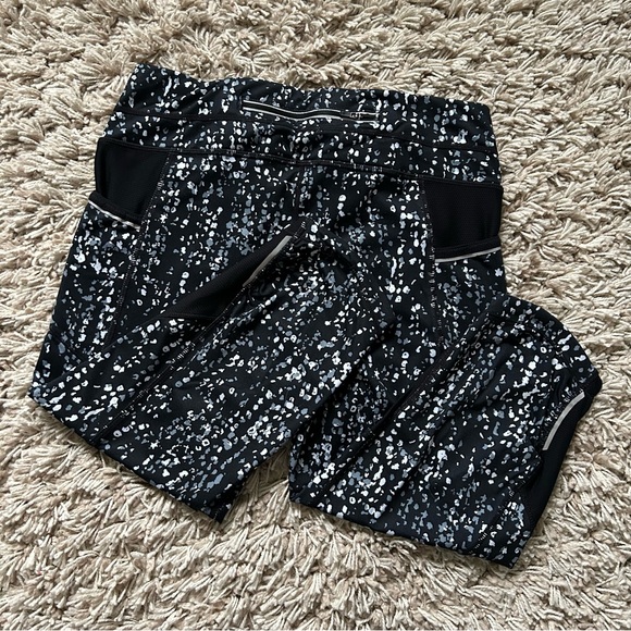 🩷ATHLETA MESH CAPRI PEBBLE BE FREE KICKER BLACK WHITE LEGGINGS SIZE MEDIUM - Picture 10 of 11